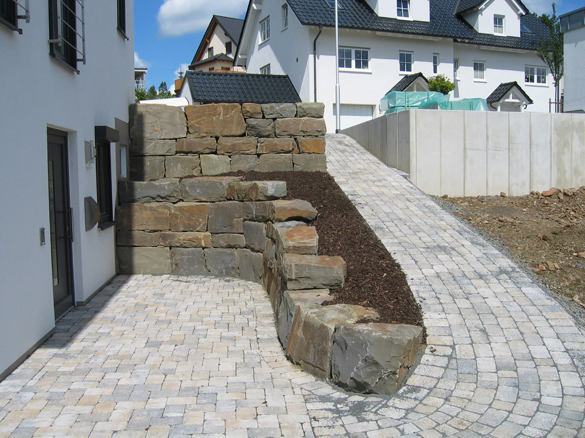Hochwertige Findlingsmauer aus Bergischer Grauwacke - BGS GmbH