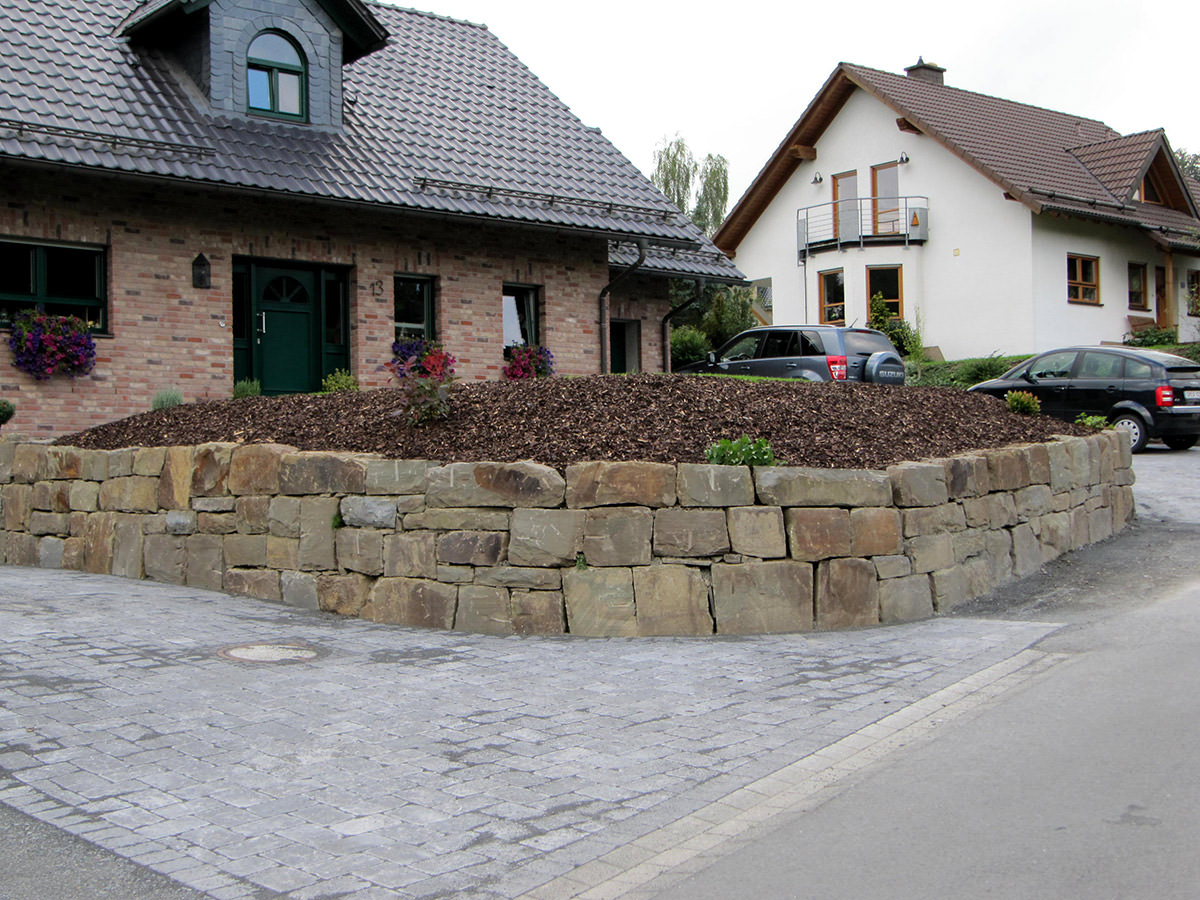 Findlingsmauer aus Bergischer Grauwacke - BGS GmbH