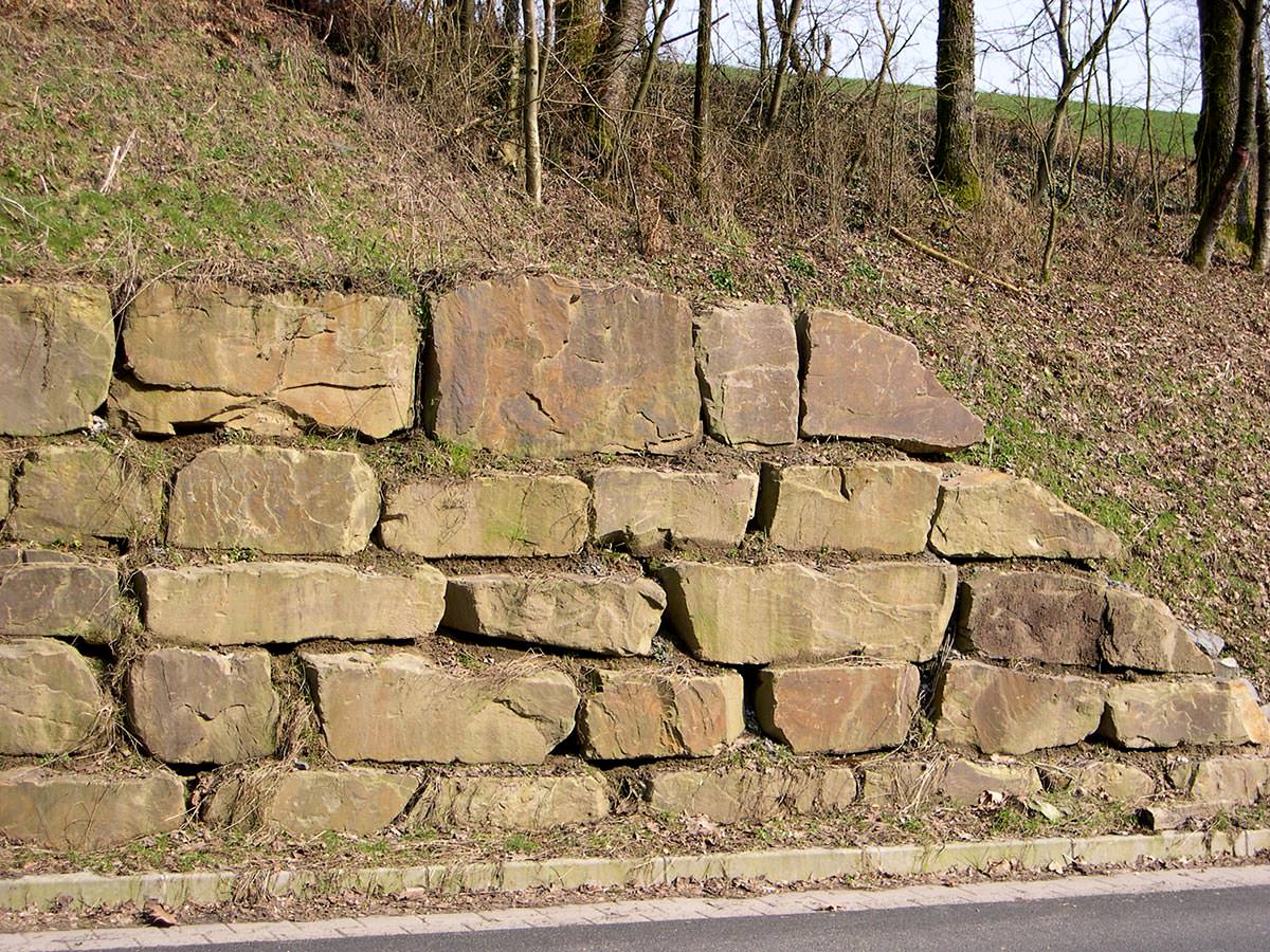 Findlingsmauer aus Bergischer Grauwacke - BGS GmbH