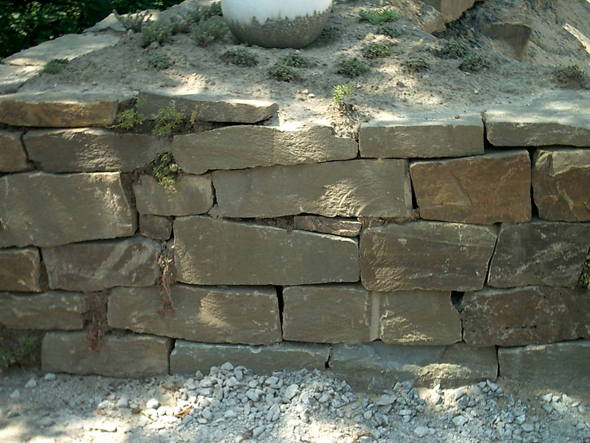 Trockenmauerwerk aus Bergischer Grauwacke - BGS GmbH